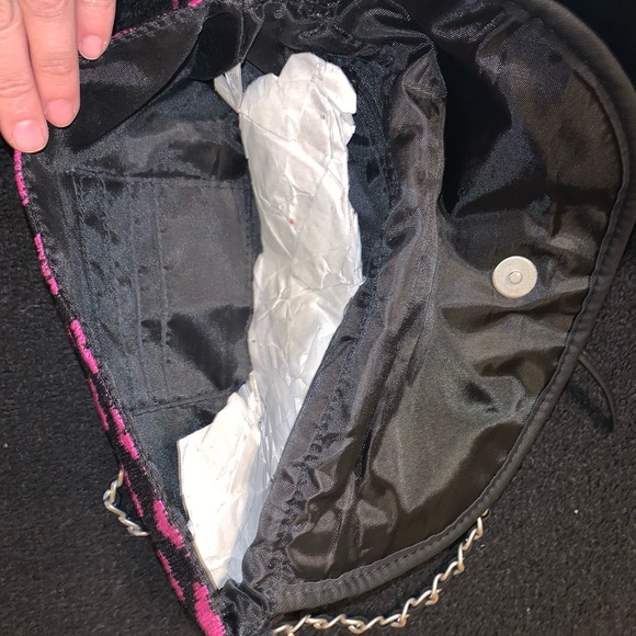 Macy’s Knitted Heart Cross Body Purse - Picture 4 of 6